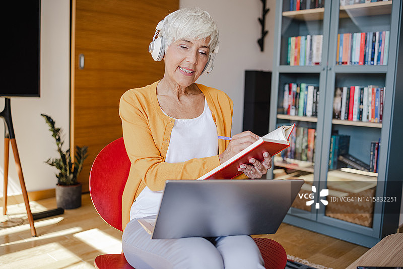 年长女性参加在线教育课程图片素材