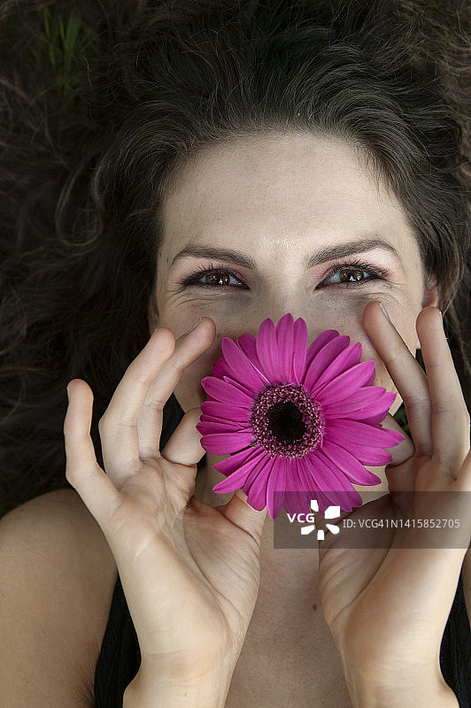 嘴边有花的女人图片素材