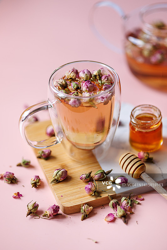 用干燥玫瑰花蕾装饰的玻璃杯草药茶图片素材
