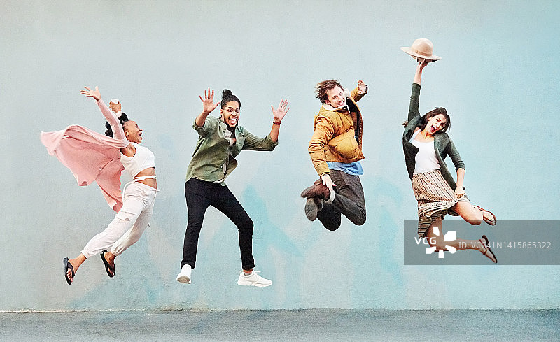 兴奋的朋友们在空中跳跃图片素材