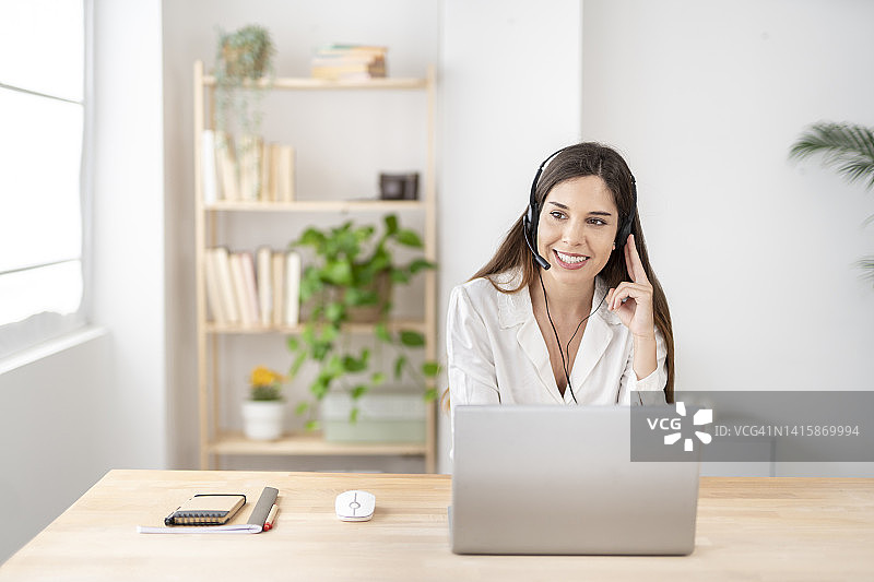 年轻女性呼叫中心客服图片素材