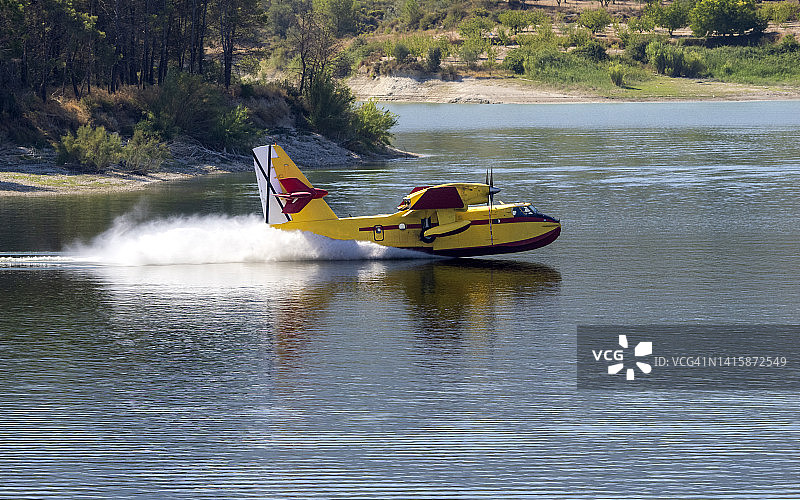 水陆两栖飞机向水箱注水图片素材