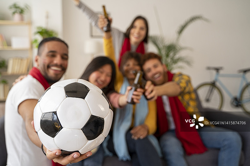 足球特写与庆祝的朋友们图片素材