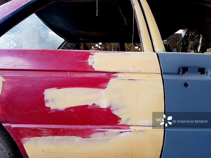 事故车门修复：钢材修补与未完成喷漆图片素材