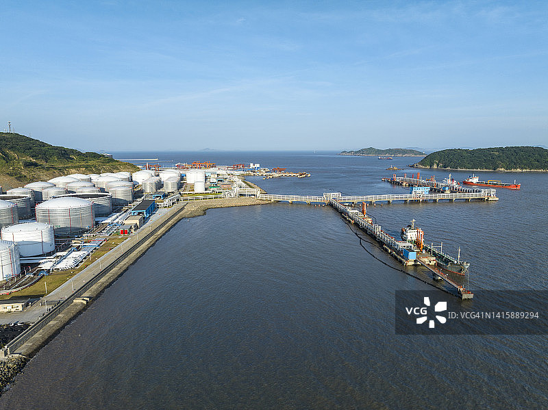 液化天然气船停靠码头的航拍图图片素材