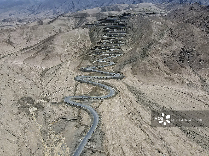 中国新疆帕米尔高原上的蜿蜒道路图片素材