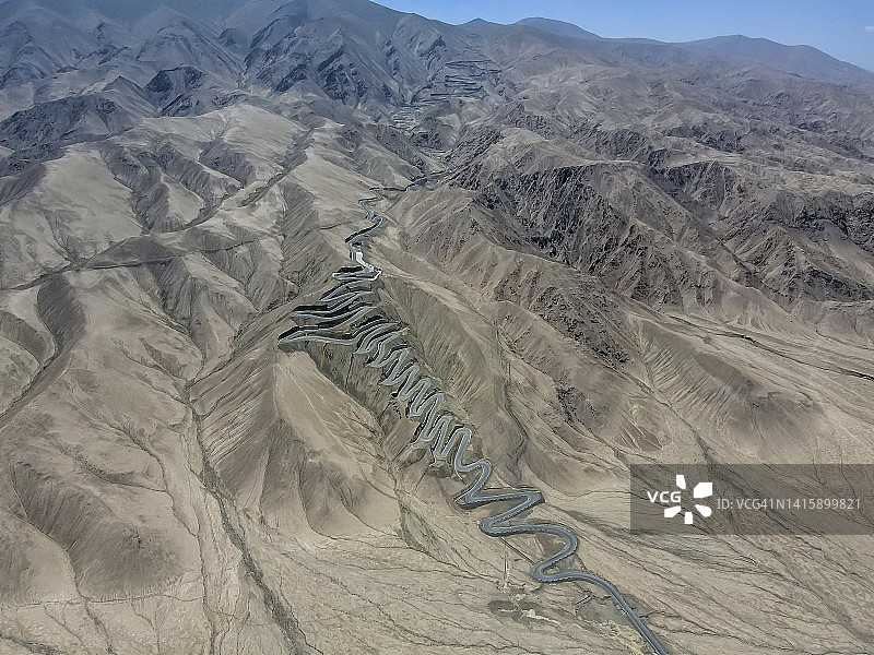 中国新疆帕米尔高原上的蜿蜒道路图片素材