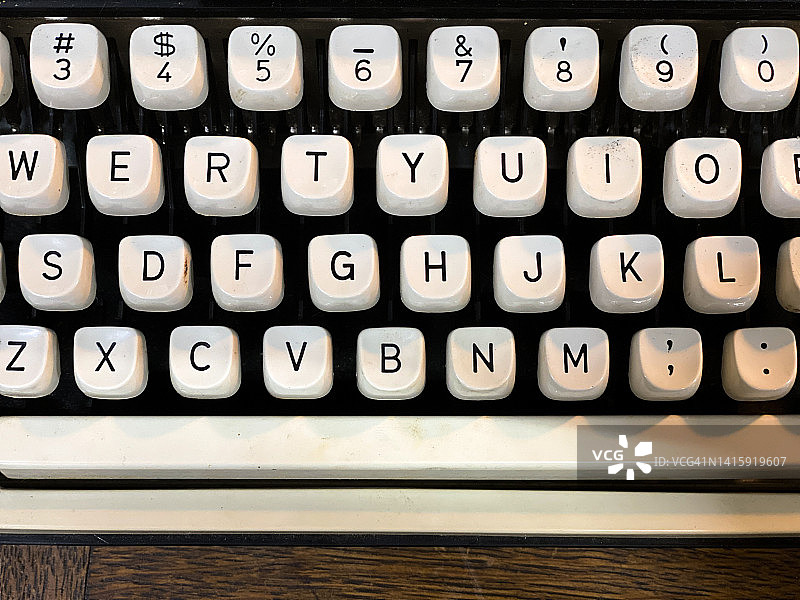 老式打字机按键的完整画面图片素材