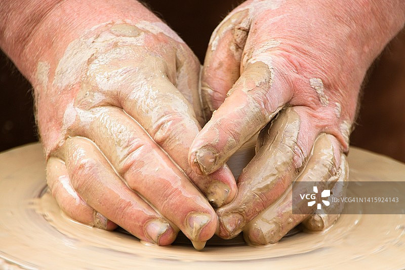陶艺师的双手图片素材