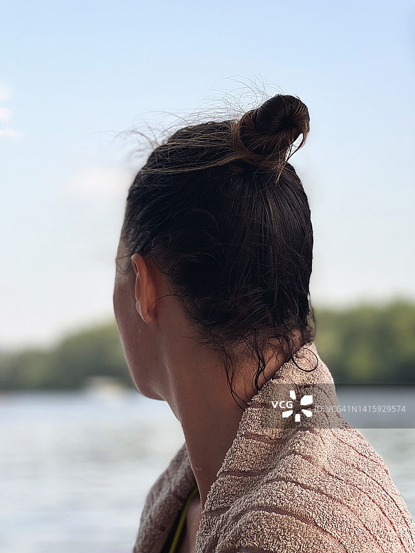 在河里游泳后休息的女人图片素材