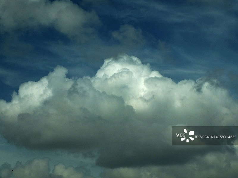 城市上空的云景图片素材