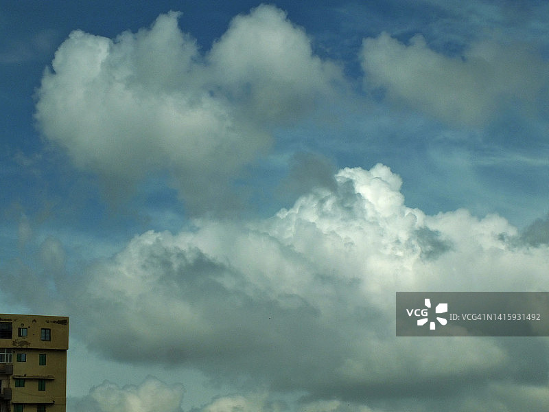 城市上空的云景图片素材