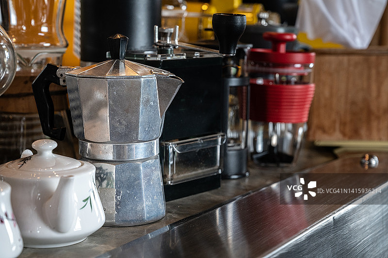 咖啡店内的摩卡壶图片素材