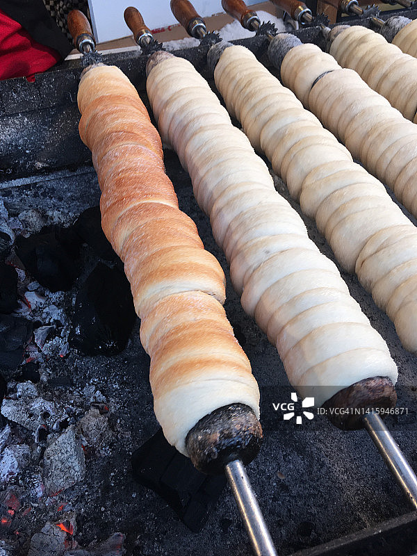 Trdelnik：烤架上的甜酵母面团卷图片素材