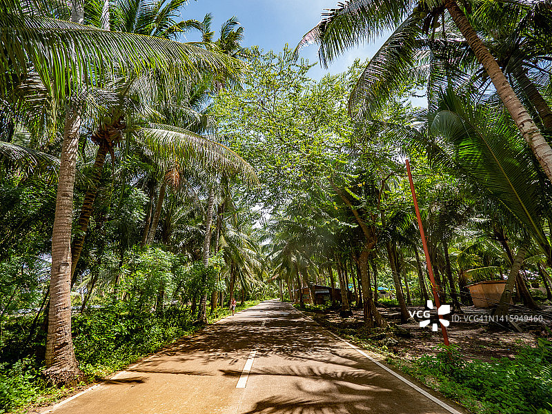菲律宾宿务圣达菲班塔延岛热带风景公路图片素材