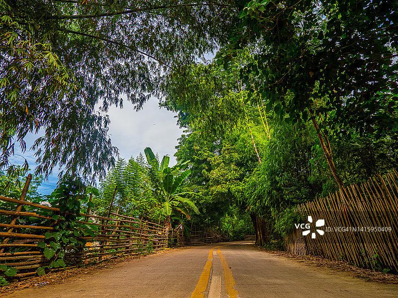 菲律宾宿务圣达菲班塔延岛热带风景公路图片素材