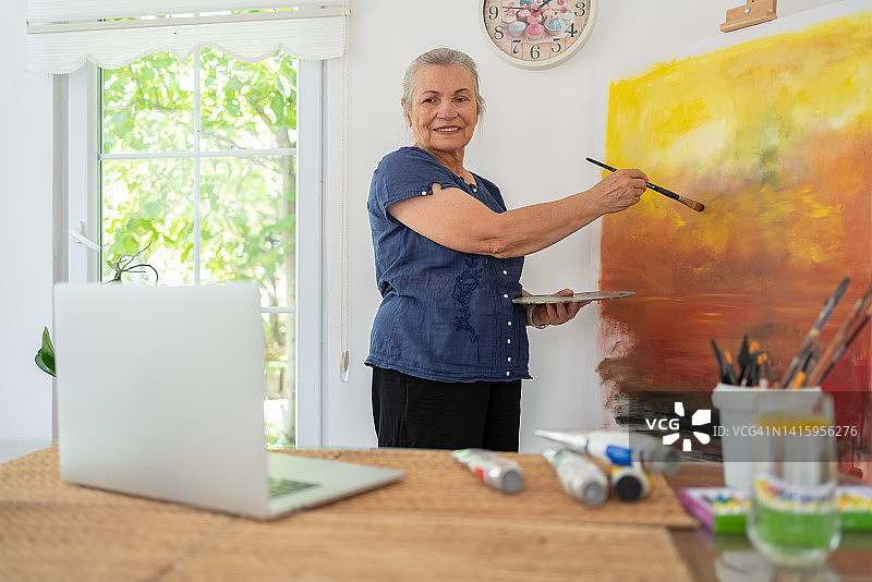 参加在线绘画课的年长女性图片素材