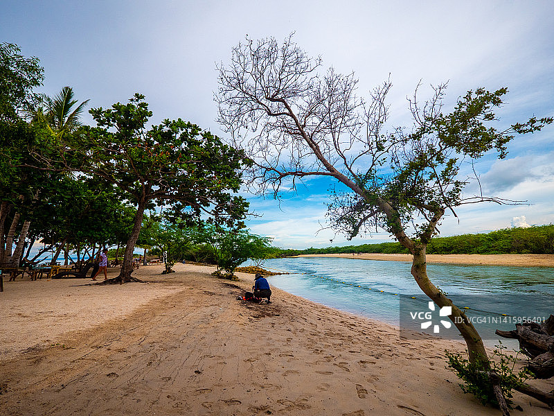 菲律宾宿务圣达菲班塔延岛的巴利德比德泻湖和海滩图片素材