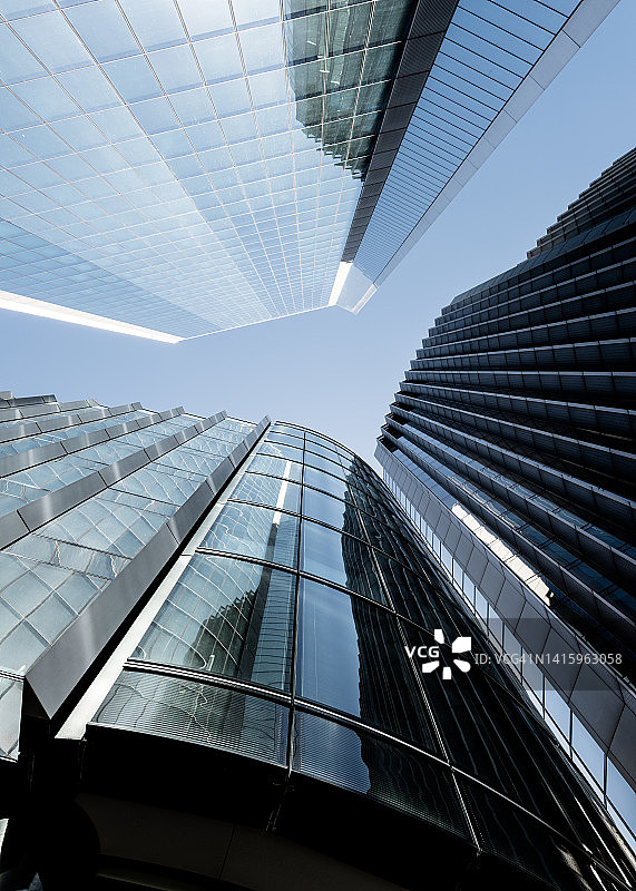 现代办公楼的仰视图图片素材