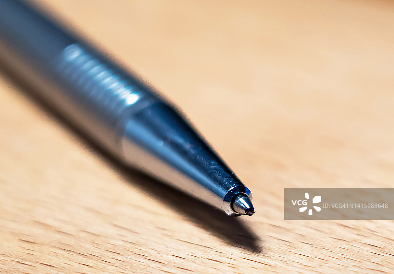 桌子上的钢笔图片素材