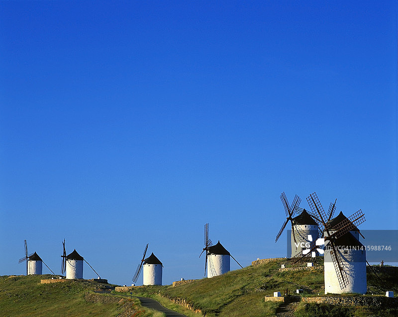 西班牙孔苏埃格拉的蓝天风车图片素材