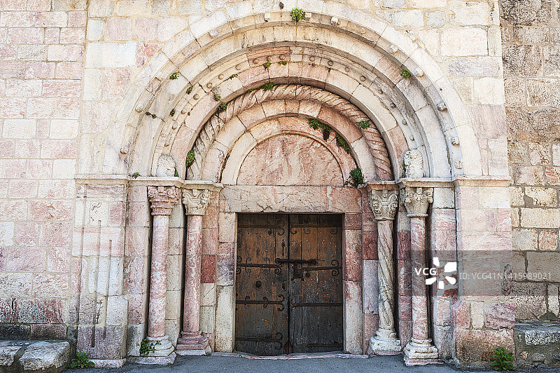 圣雅克教堂入口，法国孔夫朗自由城图片素材