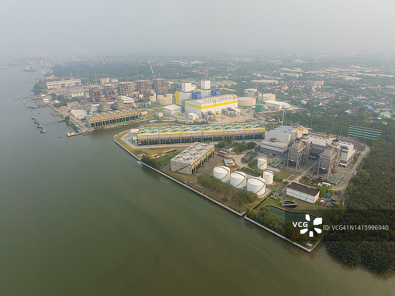 早晨雾中的电力工业发电厂鸟瞰图片素材