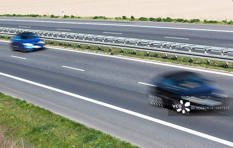 乡间小路上的两辆快车图片素材