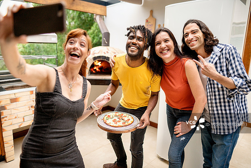 朋友们自制披萨后自拍图片素材