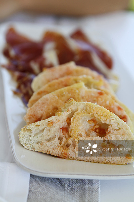 番茄、初榨橄榄油和塞拉诺火腿面包早餐图片素材