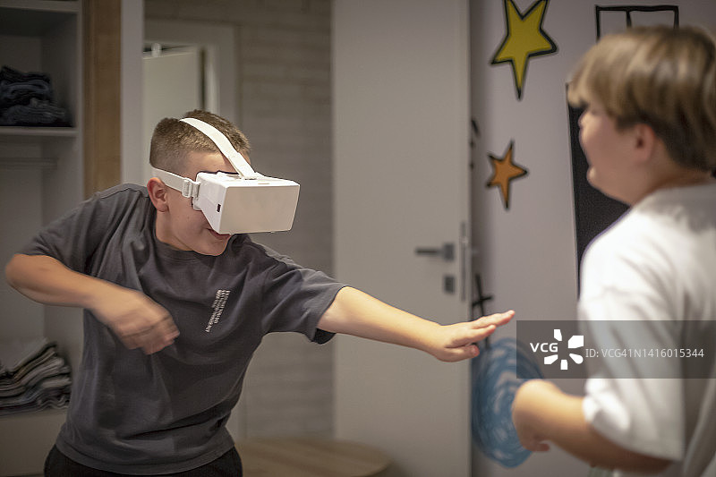 男孩在玩电子游戏图片素材