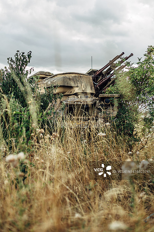 茂密树叶中废弃的俄罗斯（苏联）坦克图片素材