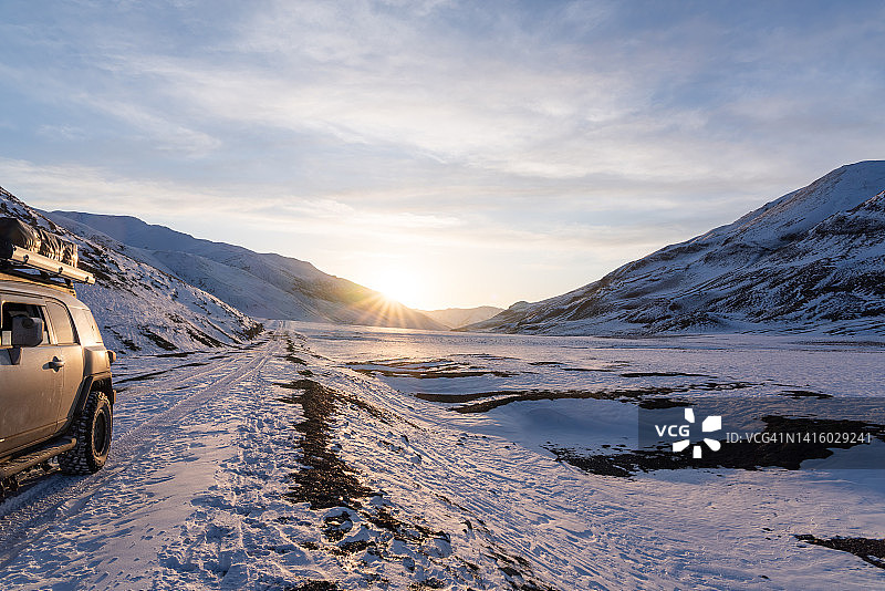 藏族聚居区高原上的雪地车辙图片素材
