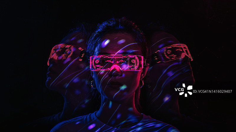 元宇宙数字网络世界技术，男人戴VR眼镜玩AR游戏，未来生活方式图片素材