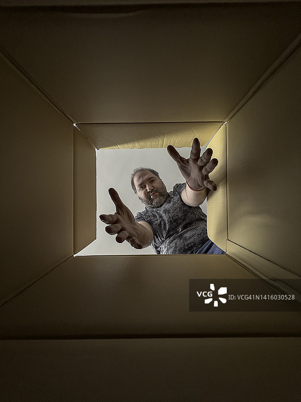 打开盒子并捡起碎片图片素材