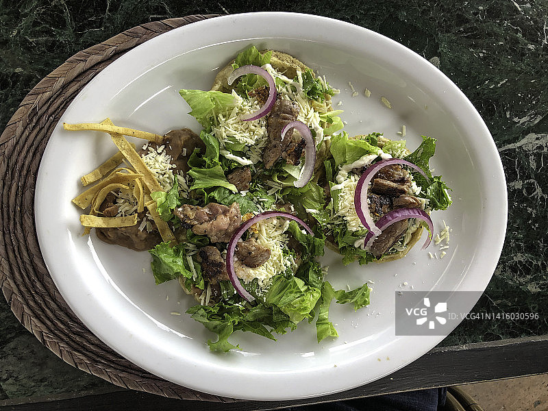 墨西哥索佩饼和豆类早餐图片素材