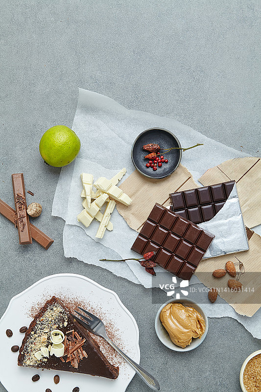 现代灰色桌子上的巧克力块和蛋糕图片素材