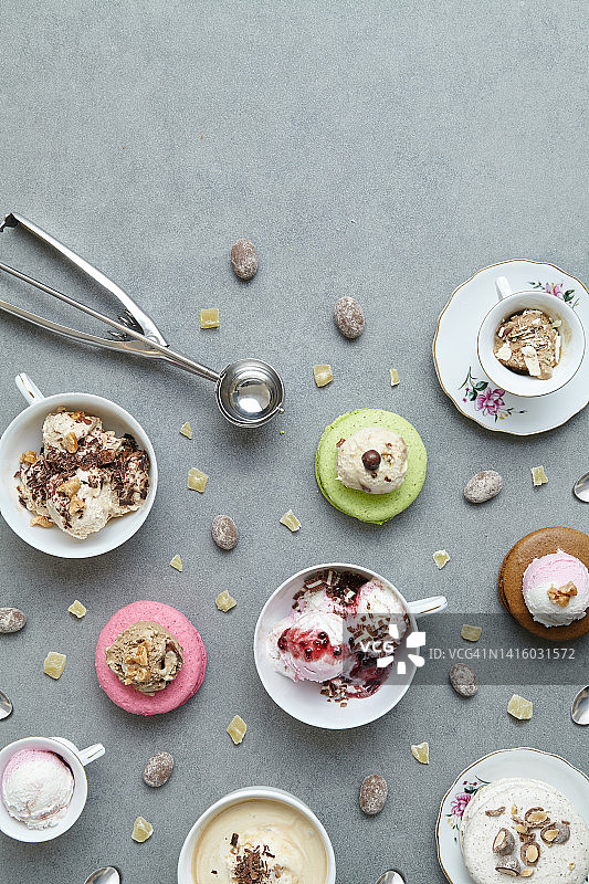 花岗岩桌上的蛋糕和冰淇淋图片素材