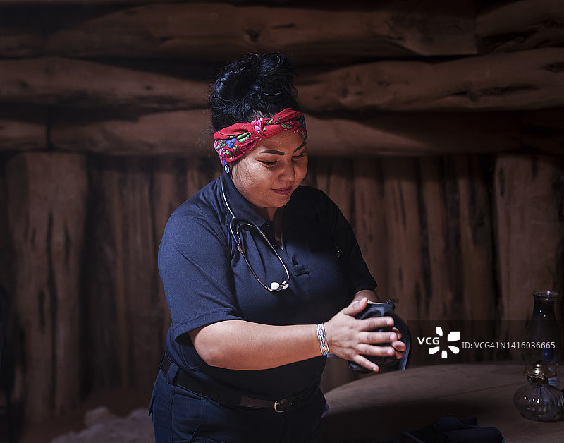 年轻的纳瓦霍族女护理人员图片素材