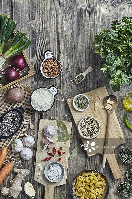 厨房木桌上的新鲜纯素食材图片素材