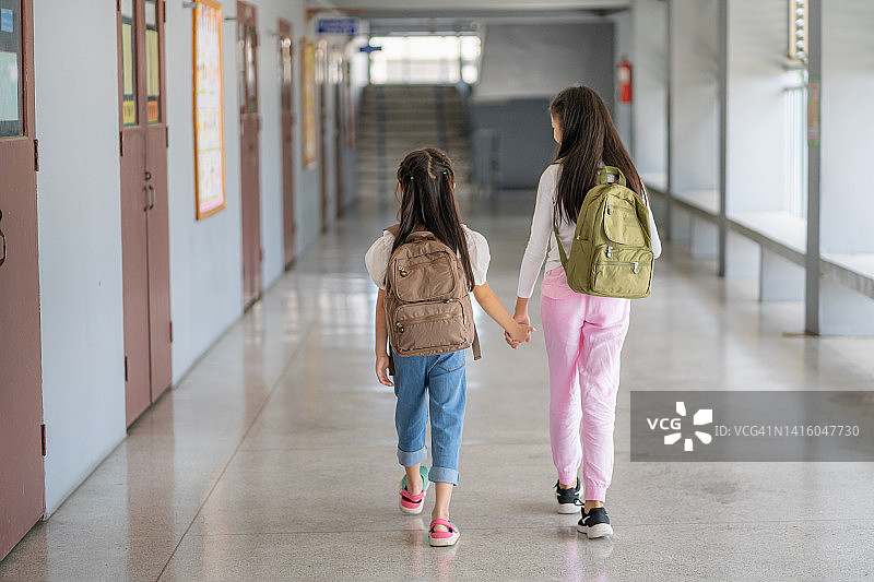兄弟姐妹手牵手背着书包去上课，教育理念、创新、技术、智慧和天赋图片素材