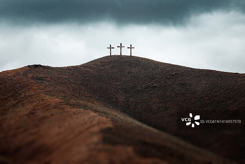黑暗山坡上的三个十字架图片素材