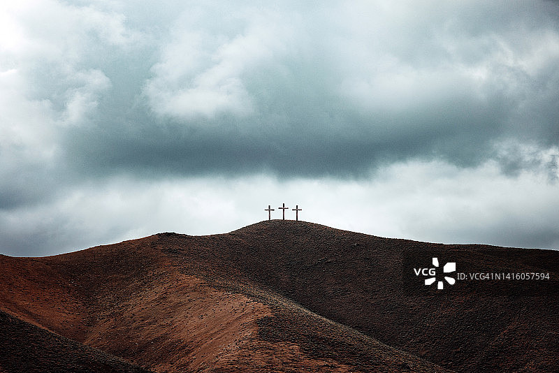 黑暗山坡上的三个十字架图片素材