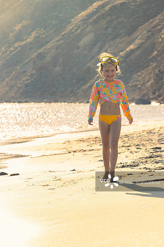 6岁小女孩海滩日落漫步图片素材