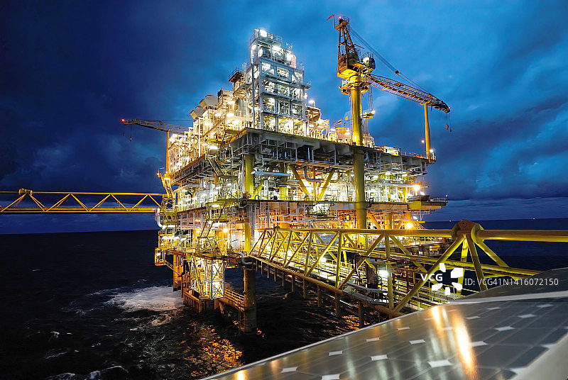 海上平台上的石油和天然气钻井平台图片素材