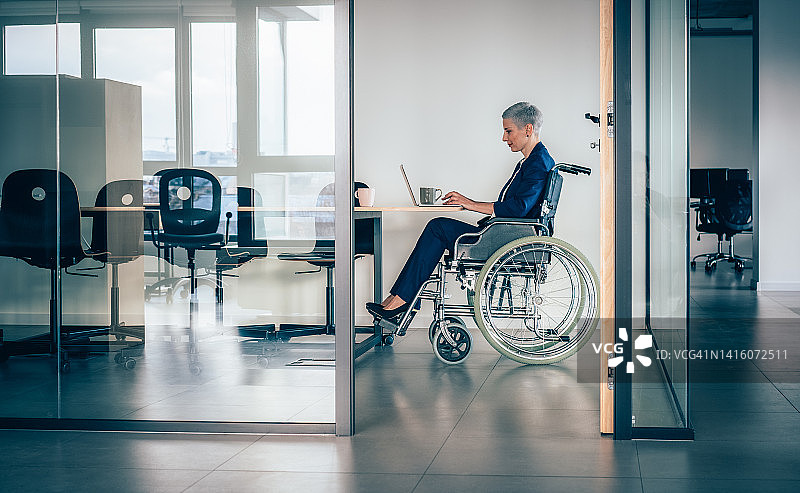 办公室内的轮椅通道图片素材