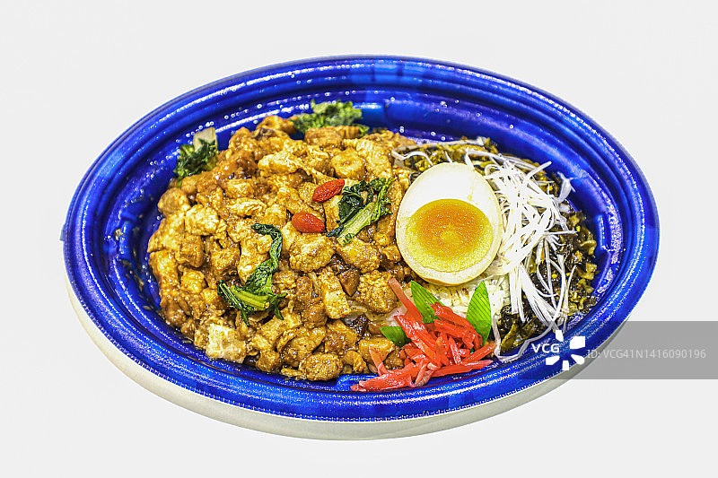 白色背景上的台湾卤肉饭便当图片素材
