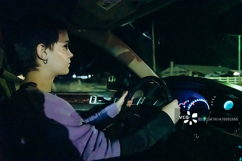 青少年女孩夜间开车图片素材