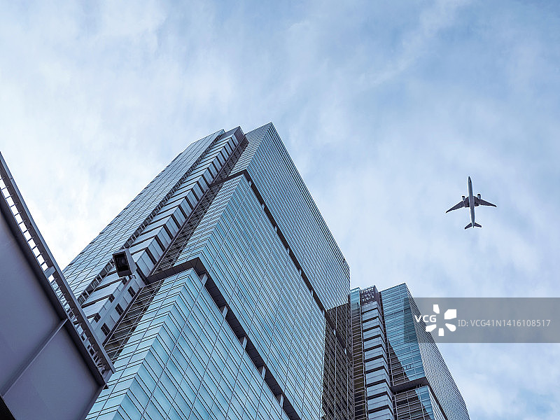 仰视办公楼和飞机图片素材