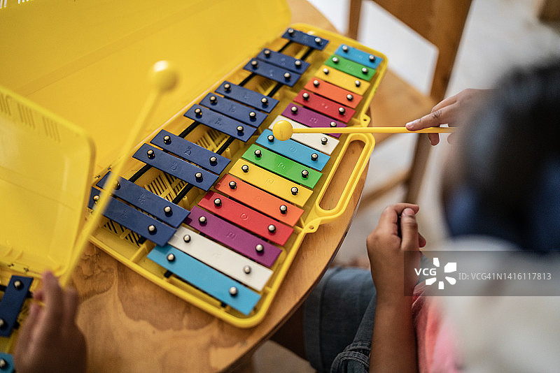 学生在教室演奏乐器特写图片素材